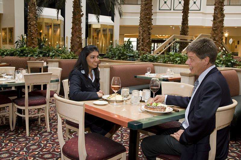 Embassy Suites By Hilton Houston Near The Galleria Restaurace fotografie